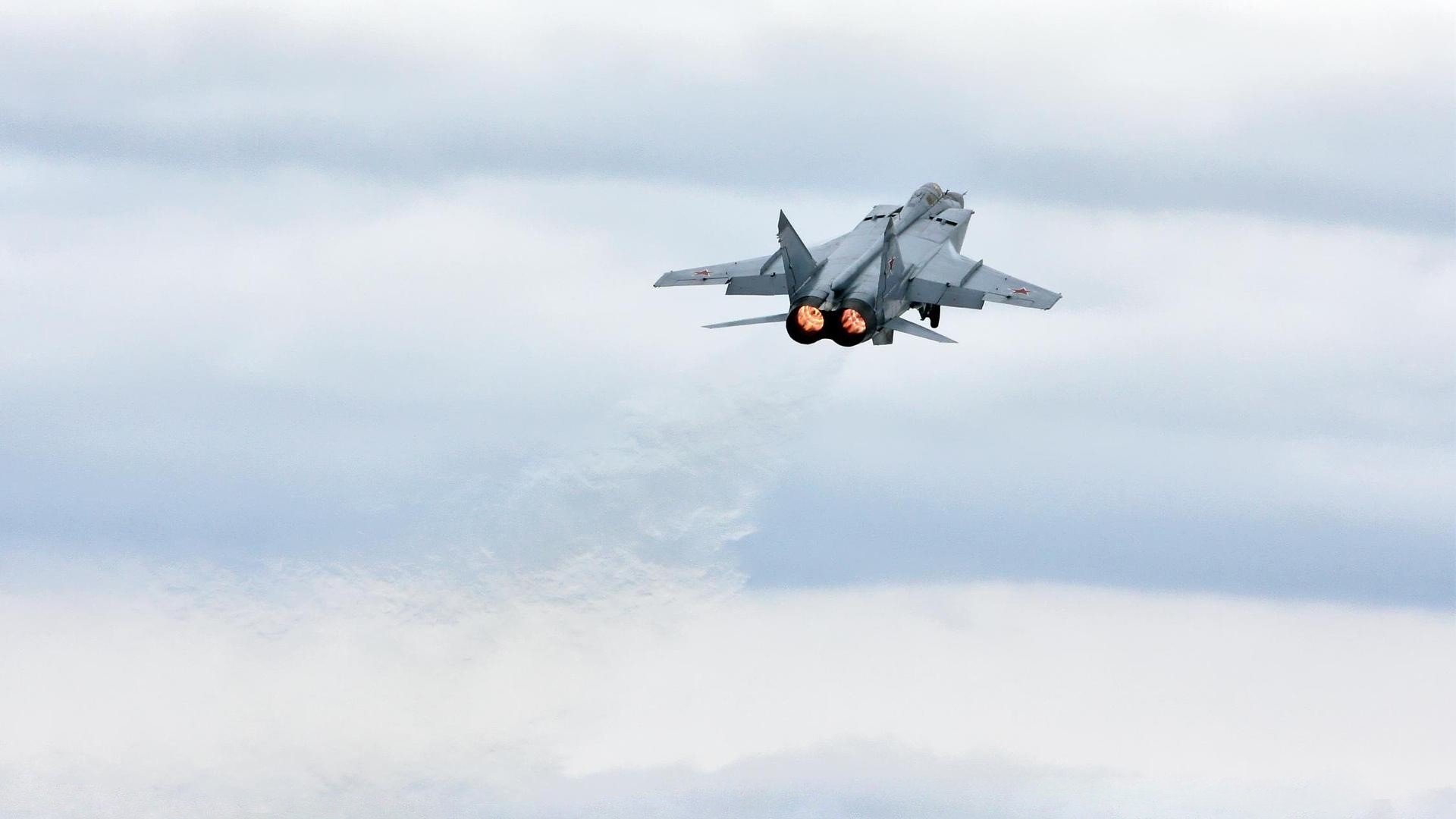 开云APP-_场外精彩：明星名人助阵网球盛事_，名人打网球